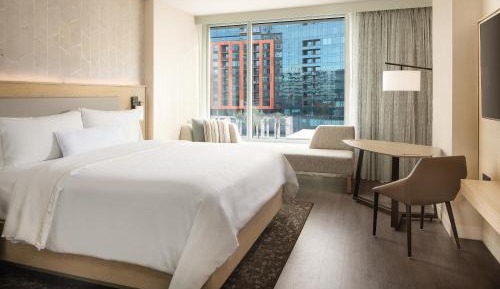 Traditional Guest room with 1 King bed