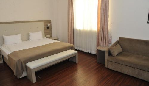 Deluxe Double Room (2 Adults + 1 Child)