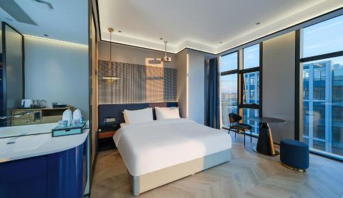 Deluxe Queen Room
