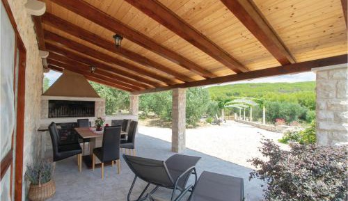 One-Bedroom Holiday Home