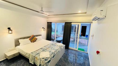 Deluxe Double Room with Side Sea View