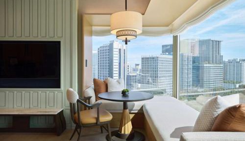 Deluxe Corner Room with King Bed 