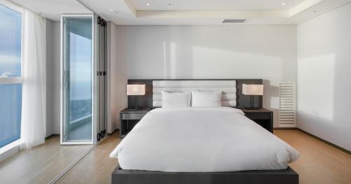 Superb Ocean View Royal Suite Room with Mipo Harbor View, Breakfast included for 2 