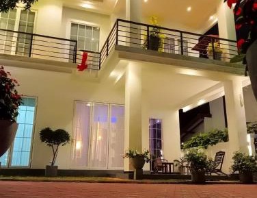 Three-Bedroom Apartment with Balcony