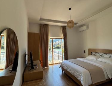 Deluxe Double Room with Balcony Valley and Mountain View