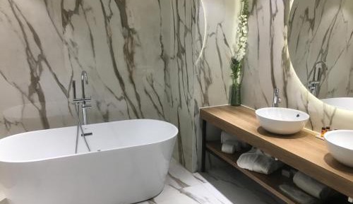 Deluxe Suite with Spa Bath