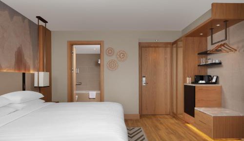 Superior King Room with City View