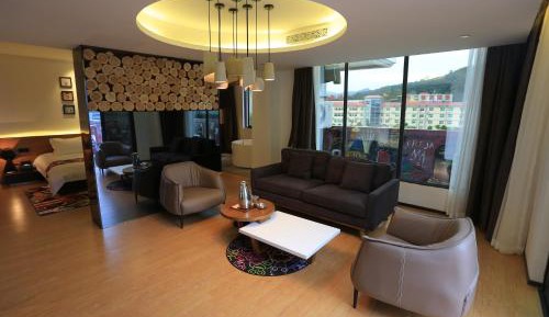 Suite with Mountain View