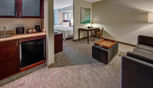 Queen Studio with Sofa Bed and Adapted Tub - Mobility and Hearing Accessible