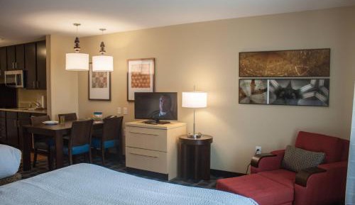 Large Queen Studio - Hearing Accessible