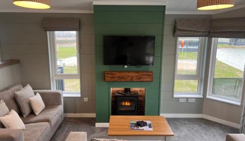 Two-Bedroom Lake Side Apartment with One Double and Two Single Beds, Private Deck and Hot Tub - Non-Smoking