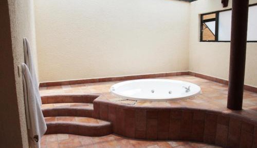 Queen Suite with Spa Bath