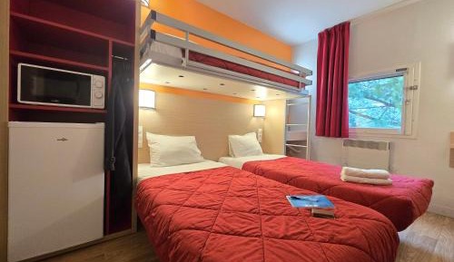 Standard - 3 Single Beds Shared Bathroom