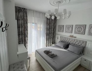 Deluxe Two-Bedroom Apartment with Garden View