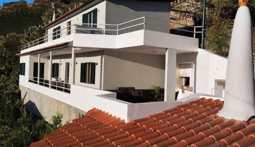 Two-Bedroom Apartment with Balcony and Sea View