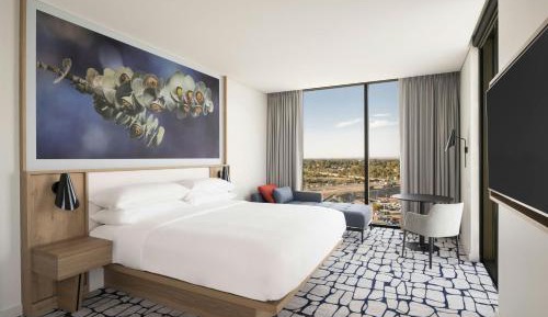 Large Corner King Room with Urban View