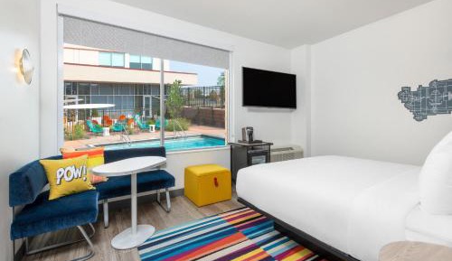 Splash, Guest room, 1 King, Poolside view