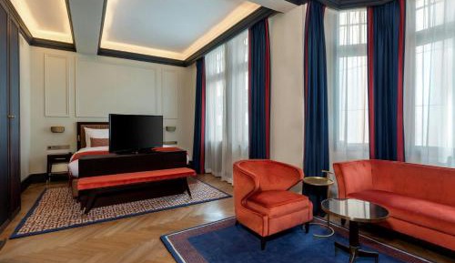 One-Bedroom Junior King Suite