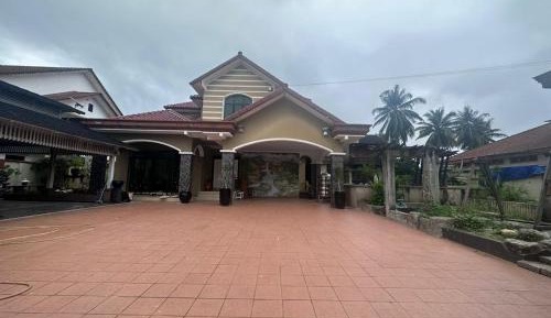 Seven-Bedroom House