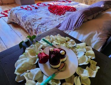 Deluxe Room (2 Adults + 1 Child)
