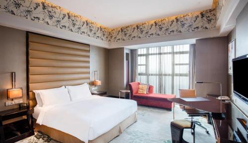 Standard King Room with Lounge Access