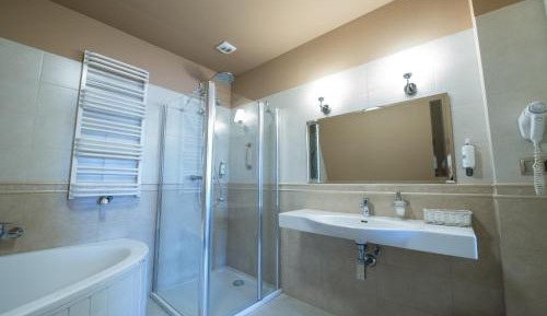 Deluxe Suite with Spa Bath