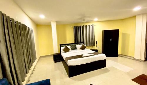 Deluxe Double Room (2 Adults + 1 Child)