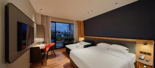 Standard King Room with Garden View