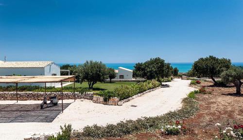 Carrubi Three-Bedroom Villa with Pool View