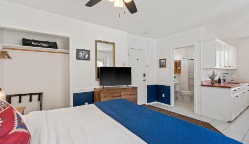 Deluxe Queen Suite