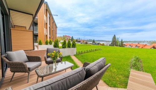 One-Bedroom Apartment with Lake View