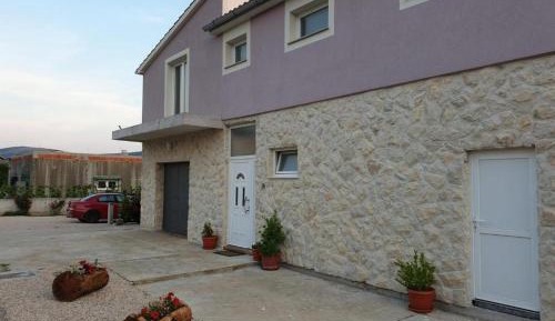 Superior Three-Bedroom Apartment with Patio and Garden View