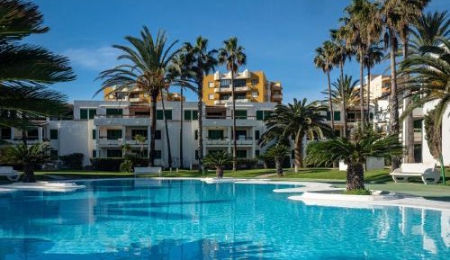 Apartment with Pool View 