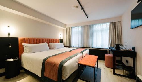 Souterrain Double Room (Below Street Level with Limited View)