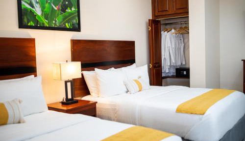 Deluxe Queen Suite