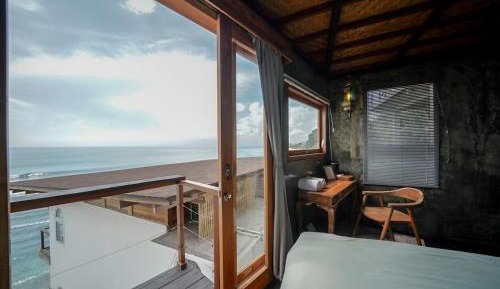 Deluxe One-Bedroom Apartment with Ocean View