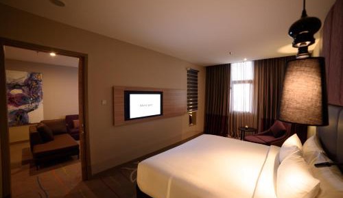Executive Queen Suite with Sofa