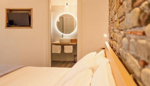 Deluxe Double Room with Side Sea View