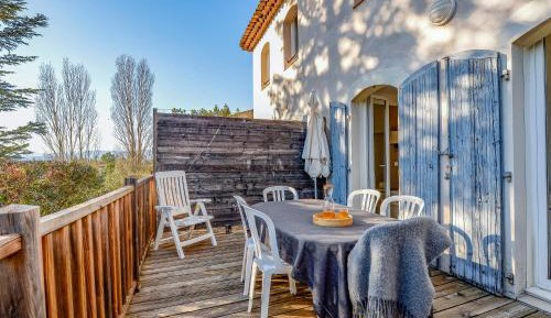 Three-Bedroom Duplex House with Terrace (8 People)