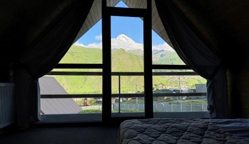 Apartment with Mountain View