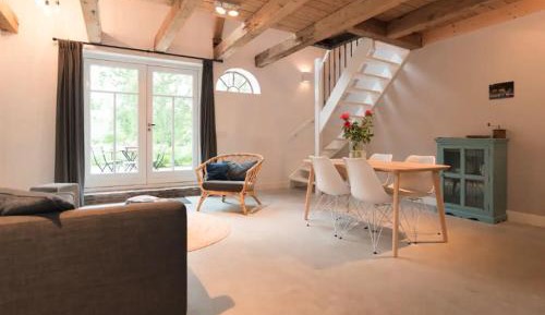 Deluxe One-Bedroom Apartment