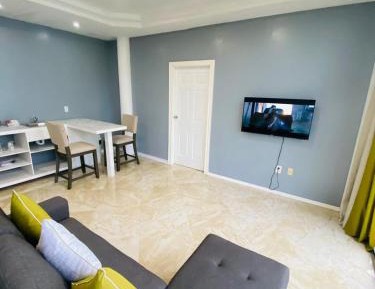 Deluxe Queen Suite
