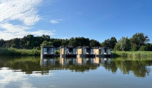 One-Bedroom House Boat