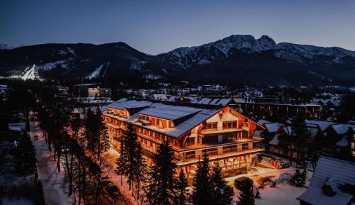 Two-Bedroom Apartment with Mountain View