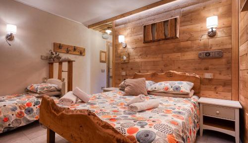 Deluxe Room (2 Adults + 1 Child)
