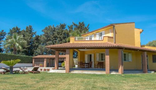 Three-Bedroom Holiday Home 