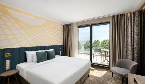 Superior Twin Room with Lake View