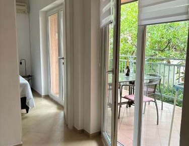 Deluxe One-Bedroom Apartment with Garden View