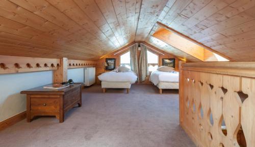 Superior Four-Bedroom Duplex Apartment (9 People)