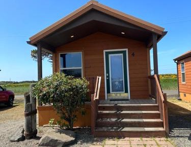 Studio Cabin with Kitchen and Jetted Tub